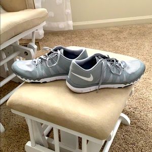 Nike Flywire Sneakers. Gray. Size 10.5
